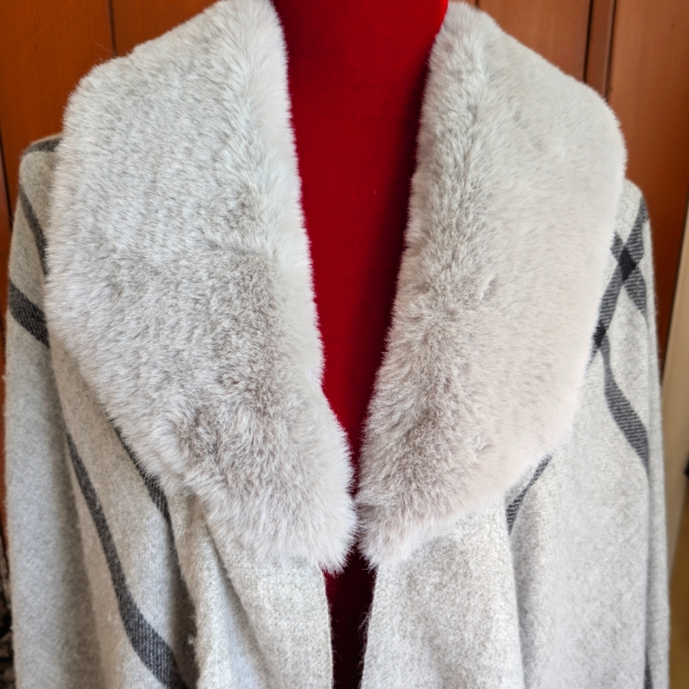 Liz Claiborne faux fur capelet